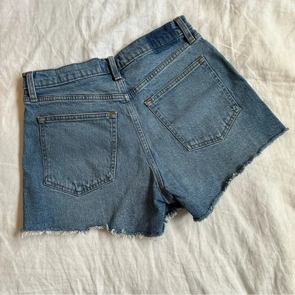 Abercrombie & Fitch | The ‘90s Relaxed Cutoff Short - Picture 2 of 4